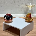 Haruka Murooka - ブルーベリーと苺のマカロン
      セミドライ桃のタルト
      Blue berry & strawberry macaron
      Semi-dried peach tart