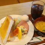 ナイル - モーニングセット(税込700円→ICE珈琲は税込770円)
①トースト②千切り甘藍&ハム&蕃加&ポテトサラダ③茹で卵④お味噌汁⑤CUTパイナップル
お飲み物《セットドリンク》①ICE珈琲(+70円)