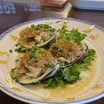 萬珍樓 - 蛤のXO醬蒸し　期間限定メニュー。大ぶりの蛤をXO醬で蒸してます。美味しくないはずがない。