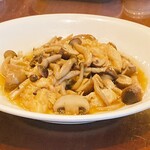 萬珍樓 - 4種のキノコの炒め物　期間限定メニューです。少し季節外れな気もしましたが、おいしかった。