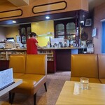 ナイル - 店内はクリーム色の天井、ガラス張り壁&絵画が飾られた淡い橙色の壁、淡い橙色のタイル貼り床、純喫茶らしい空間、BGMは歌謡曲
お席はテーブル4席×10卓の合計40席