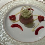 316835413 - デザートはフランボワーズのムースとピスタチオのクリームをレモン風味のアングレーズソースと一緒にいただきました。