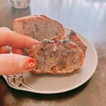 VOLLON - イチジクとくるみがわんさか！奥はカンパーニュ(⸝⸝◜~◝⸝⸝)