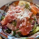 炭火焼き らくざ - ◯八王子やさいのサラダ／生ハム＆チーズ¥780×2
…生ハムでお野菜が見えないほど！
おつまみにもなるサラダです♪(๑ᴖ◡ᴖ๑)♪