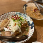 炭火焼き らくざ - ◯もつ煮込み¥650×2
…右は、生の玉ねぎ＆長ネギ苦手なメンバーさんのために
長ネギなしバージョンで対応してくださいました。