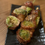 炭火焼き らくざ - ◯名物レタスの肉巻き¥500
…塩・タレ
豚バラ肉でギュギュッと巻かれたレタスの串焼きが
ビッグサイズで登場！(´⊙ω⊙`)