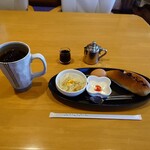 珈琲の時代屋 - 料理写真:本来ならサンドイッチが一番お得だろうに
『限定』の文字に弱いおっさん？（笑）は

●アイスコーヒー（モーニングサービス付き）500円

●（ホット）ドッグ（数量限定）を選択

を注文していた