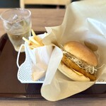 沼津バーガー - ・深海魚バーガー 870円/税込
・Rセット(ポテト＆ジンジャーエール) 550円/税込