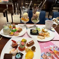ヒルトン東京 - 自作パフェにケーキや、セイボリー
