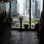 アゲダチ - 店内（窓の外は再開発のビル群）