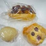 レ・カドゥ・サンセ - 夜食？のパンたち　残業中にしっかりいただきました！