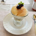 レ・カドゥ・サンセ - 甘い桃のパフェはアイスも全部手作りなので最高です！