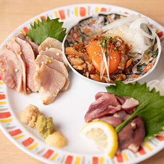 但馬鶏のたたきや焼き鳥盛り合わせなど、自慢の鶏料理を満喫