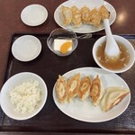 独一処餃子 - 餃子定食。杏仁豆腐がついてます♪上のは貝柱の餃子を追加