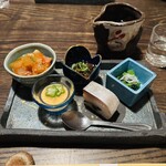 とっくり - お通し、左からラタトュイユ、冷静茶碗蒸し、ホタルイカの沖漬け、きずし、青菜のお浸し