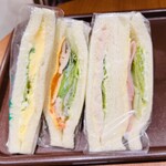 カフェ・ド・クリエ - 料理写真:タマゴサンド・7種野菜のトマトソースとパストラミチキン・ツナハムミックス