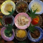 よし町 - 前菜、奥の左側から瓜ゼリー酢、.ゴーヤ肉味噌、冬瓜、.ビーツ、新蓮根、パプリカ、.オクラ、とうもろこしかき揚、.オクラの花