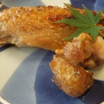 よし町 - 奥久慈軍鶏、奥から手羽先とボン尻