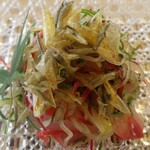 よし町 - 鯉錦和え、鱗揚げがかけられ、良い味