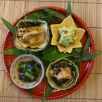 よし町 - 八寸、奥左から、秘密の茸、ずんだ和え（どんこ、あわ麩、赤蒟蒻）、キクラゲとツルムラサキお浸し、ムラサキヤマドリタケ