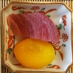 よし町 - 奥久慈軍鶏、あしらい（杏子蜜煮、赤玉葱土佐酢漬け）