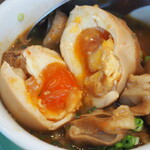 アゲダチ - アテ盛りセット（牛もつ煮込み 煮卵トッピング）