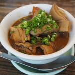 アゲダチ - アテ盛りセット（牛もつ煮込み 煮卵トッピング）