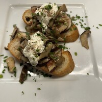 きのこのクロスティーニ　イチジクとリコッタチーズ