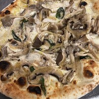 6種キノコのピッツァ　”フンギ”