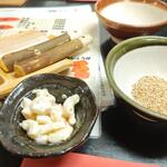 お食事処 木の下 - つき出しと豚カツ用のゴマ