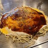 お好み焼き・鉄板焼き 蔵屋 - 玉そば(通常:税込800→ランチ価格:税込700円)
・茹で生細麺(磯野製麺所)
・カープソース(スパイシーな味わい)
・焼き方:軽く押さえる
・焼き上がりの形:やや乱雑な焼き上がり
・鉄板で食べる