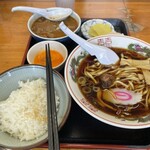 永井食堂 - ラーメン（320円）、モツ煮（340円）、半ライス（180円）、生卵（60円）。ラーメンを待ち切れず、モツ煮とご飯を少しずつ食べた後（笑）