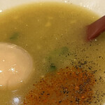 らーめん天神下 大喜 - ブラックペッパー　七味も合う