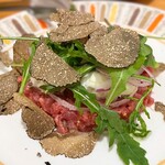 aniko enoshima - 馬肉タルタル・モッツァレラと黒トリュフ。さっぱり赤身にほのかな塩味。トリュフの違いが分かる様になれたら良いが。