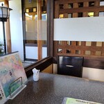 わか松 - 落ち着く内観。でもテキパキ雰囲気で活気もある。