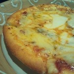 ヴェルドゥーラ - 三種のチーズのピザ （チーズが溢れ流だす程の量!!）