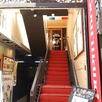 ビストロ グルマン - 赤い階段を上がるとそこがいり入口です