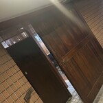 ホルモン双葉 西園 - 入口(重厚感のあるドア)