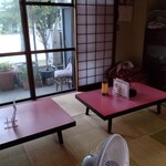 楽楽 - 小上がり…の奥の座布団にコロン様