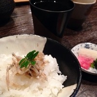 馳走菴 ひじり - ご飯、香もの、お味噌汁。