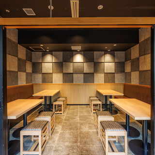 大人数でもプライベート空間を楽しめる店内は、和モダンな雰囲気