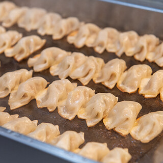 パリパリ薄皮◎国産素材使用の絶品焼き餃子