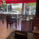 キッツビュール - 店内から通りの景色が伺える開放的な設え。天気の良い日は特に最高です。ビールがメッチャ進んでしまいます。