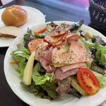 キッツビュール - ハムとサラダ、背徳感を打ち消そうとヘルシーに振りましたが…。あんまり関係ありませんでした。しかしサッパリと美味い！