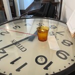 カフェギャラリーコンバーション - 時計のテーブル
