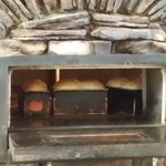 マクロビーナスとパン焼き人 - 石窯の中でパンが回ってます