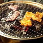 和 はなれ - 焼いてます＾＾追加したホルモン７４３円（外税）も美味しい