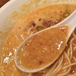 創作麺工房 鳴龍 - 表面は濃厚クリーミー、下部はシャバく旨辛いスープ！