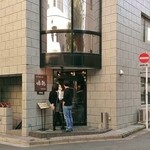 創作麺工房 鳴龍 - 店舗前には既に並びが…