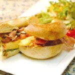 cafe The Plant Room - サラダと一緒にベーグルをお召し上がり下さい